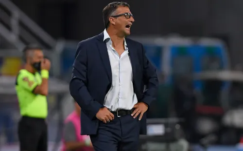 Pizzi seguirá como DT de Racing pese a los malos resultados recientes.