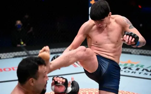 Ignacio Bahamondes consiguió su contrato con UFC gracias a esta enorme patada frontal. Foto: Getty Images