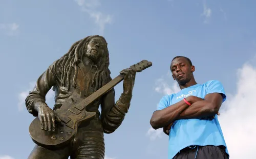 Usain Bolt junto al otro jamaicano más famoso del mundo: Bob Marley (Getty Images)