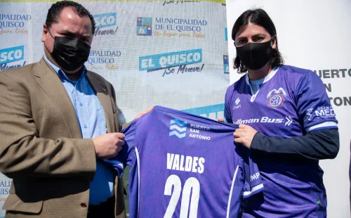 Jaime Valdés y su nueva camiseta (San Antonio Unido)