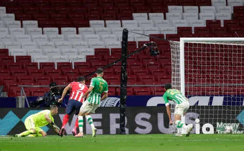 En la primera rueda el Betis sufrió con el Atleti, pero aún así Claudio Bravo fue buena figura dle encuentro. (Foto: Getty)