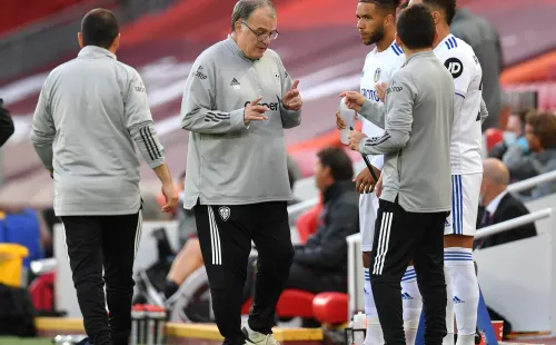 Marcelo Bielsa junto a sus pupilos del Leeds United (Getty Images)