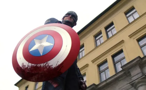 El cierre del capítulo 4 de “The Falcon and The Winter Soldier”, con John Walker tras pasando sus propios límites.