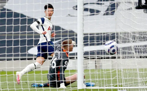Son Heung-min abre la cuenta en favor del Tottenham ante el Manchester United (Getty Images)