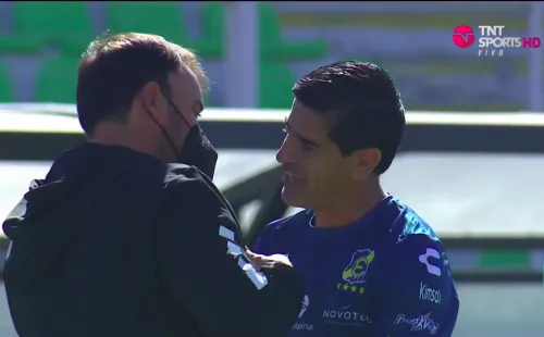 Sierra y Barroso se pusieron en buena con cariñoso abrazo. Foto: TNT Sports