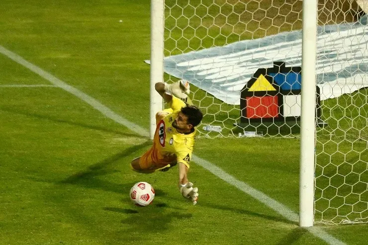 Esta tapada de Alexis Martín Arias permitió a Unión La Calera salir con los tres puntos ante Santiago Wanderers en Valparaíso. | Foto: Agencia Uno.