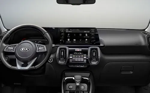 Kia Sonet proporciona gran espacio interior para todos los ocupantes y ofrece una nueva y cómoda conectividad para mantenerte relajado, informado y entretenido.