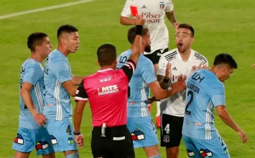 Momento exacto donde Matías Zaldivia recibe la tarjeta roja (Agencia Uno)