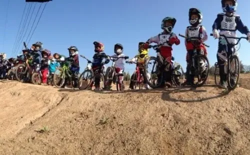 De 2 a 60 años, no hay límite de edad para practicar el BMX en Las Condes. | Foto: Club BMX Las Condes.