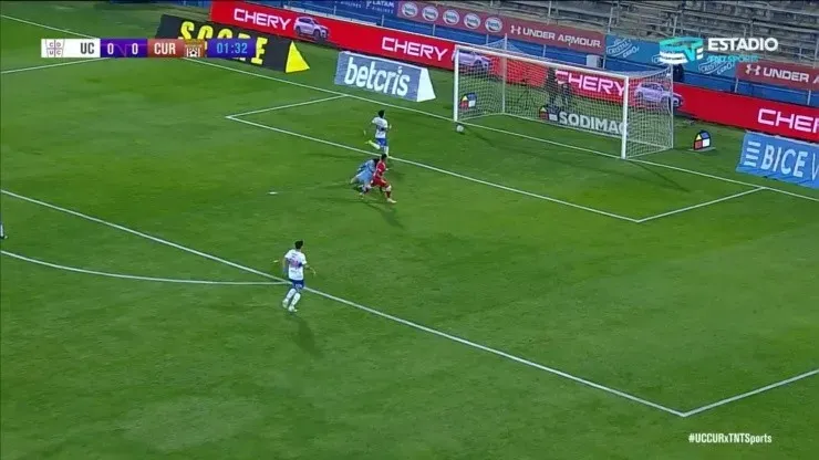 Oyarzo marcó, pero el VAR lo invalidó.(FOTO: TNT Sports)