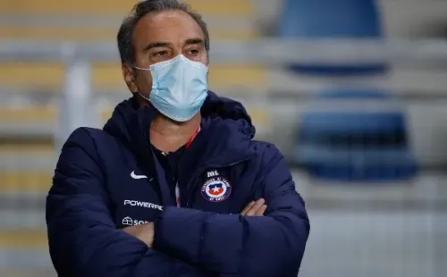 Lasarte puso punto final al tema de la capitanía y alabó tanto a Bravo como a Medel. Foto: Agencia Uno