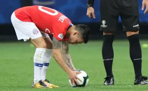 Aránguiz prepara el remate con el que vencerá a Ospina (Agencia Uno)