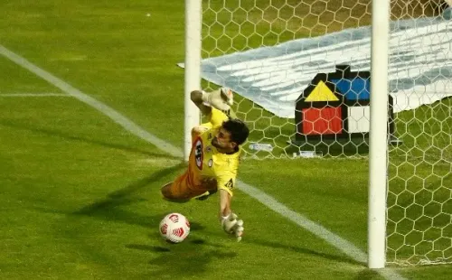 Martín Arias ataja ante Santiago Wanderers un penal que pudo significar el empate caturro (Agencia Uno)