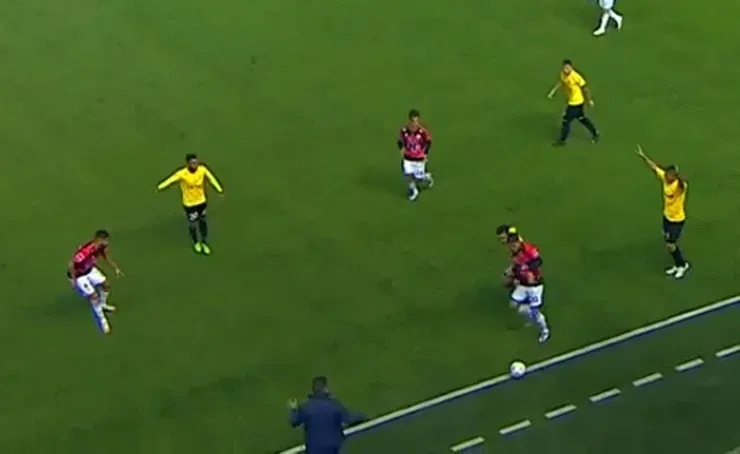 Entrenador se mete a la cancha y le quita el balón a un jugador