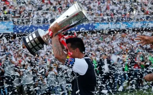 Esteban Paredes levantando uno de los ocho títulos que consiguió con Colo Colo. Foto: Agencia Uno