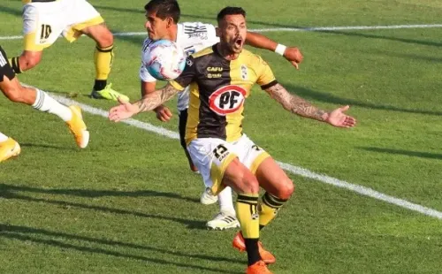 Mauricio Pinilla hizo sufrir a Colo Colo no solo con la camiseta de la U, sino también con la de Coquimbo Unido. Foto: Agencia Uno