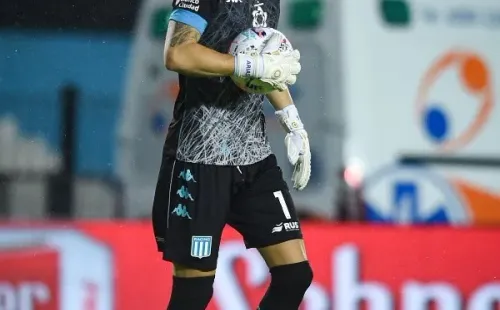 Arias ha sido clave, incluso ha usado la banda de capitán. El arquero chileno es una de las figuras del cuadro argentino. (Foto: Getty)
