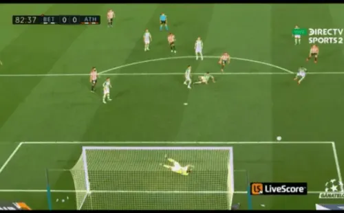 Uno de los tapadones de Bravo ante el Athletic. Foto: DirecTV