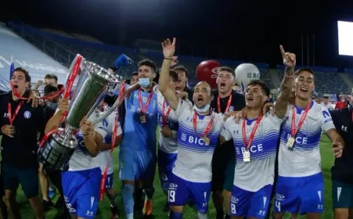 Chapitán suma 9 copa con la camiseta de la UC.