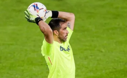 BILBAO, SPAIN - NOVEMBER 23: Claudio Bravo of Real Betis during the La Liga Santander match between Athletic de Bilbao v Real Betis Sevilla at the Estadio San Mames on November 23, 2020 in Bilbao Spain (Photo by David S. Bustamante/Soccrates/Getty Images)