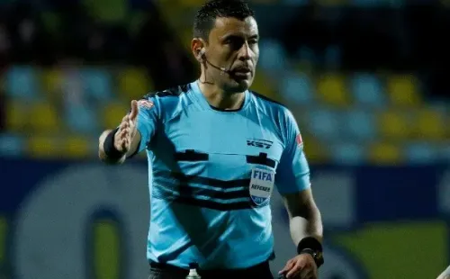 Roberto Tobar arbitra Fluminense-River Plate con bajas chilenas.