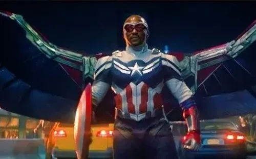 Sam Wilson con su traje de Capitán América en The Falcon and The Winter Soldier. (1)