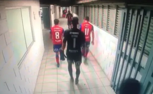 Dituro terminó comprensiblemente ofuscado tras recibir dos goles en 5 minutos. (FOTO: Pantallazo transmisión oficial)