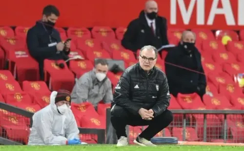 Marcelo Bielsa tuvo un duro partido con los Red Devils en la primera rueda, con una goleada en contra por 6-2. (Foto: Getty)