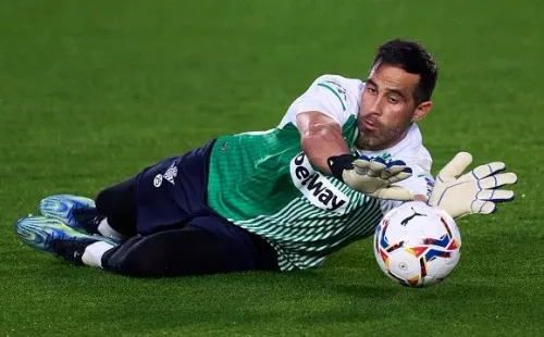 Claudio Bravo en la previa del duelo entre Real Betis y Real Madrid. (Foto: Getty Images)