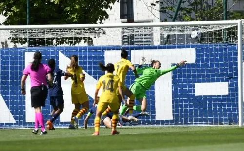 Tapadón de Tiane ante el Barça