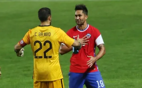 Chile enfrentó a Bolivia en marzo en un amistoso de urgencia: Claudio Bravo recuperó la jineta y un gol fue de Luis Jiménez.