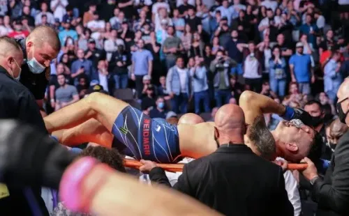 Weidman debió salir en camilla tras su terrible lesión. Foto: Getty Images