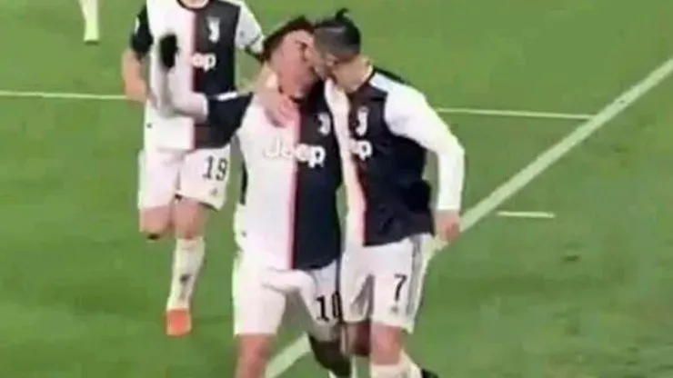 El beso entre Cristiano Ronaldo y Paulo Dybala