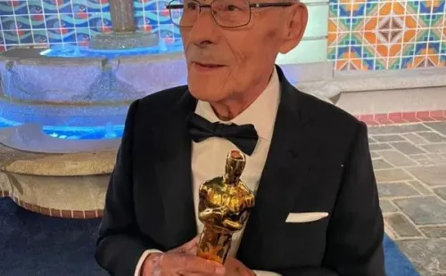 El Agente Topo en los Oscar 2021: Don Sergio con la estatuilla dorada por Mejor Documental. Se la prestó “su amigo pulpo”.