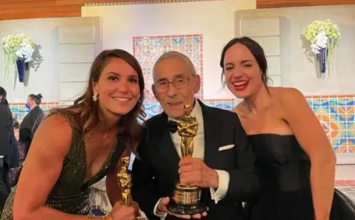 El Agente Topo en los Oscar 2021: Sergio Chamy y Maite Alberdi junto a PippaEhrlich, productora de la película ganadora Mi Maestro Pulpo.(2)