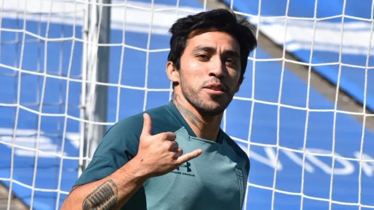 El iquiqueño volvió con todo a las prácticas de la UC.(FOTO: Cruzados)