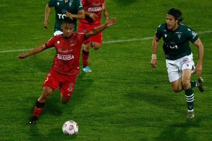 Nicolás Guerra, de penal, cerró el triunfo de Ñublense ante Santiago Wanderers en Valparaíso. Con este resultado, los de Ronald Fuentes siguen en el fondo y los de Chillán reciben este fin de semana a Colo Colo. | Foto: Agencia Uno.