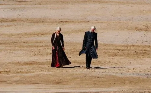 Matt Smith y Emma D’Arcy en las primeras imágenes desde el set de    House of the Dragon. (1, foto: Daily Mail)