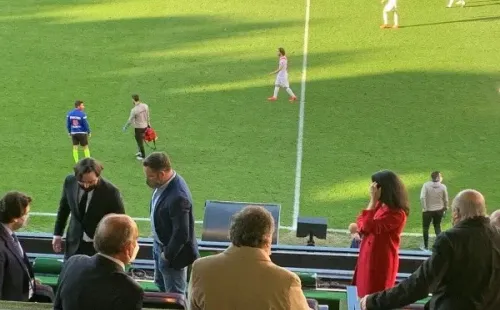 Políticos de VOX, partido de ultraderecha, en la cancha del Rayo Vallecano. Foto: Twitter @JoseDPalacio