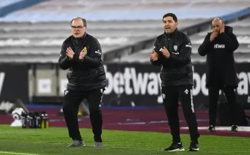 Bielsa lleva al menos 6 jornadas de Premier dirigiendo con las gafas torcidas.