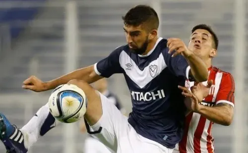 BUENOS AIRES, ARGENTINA - SEPTEMBER 19: Emiliano Amor of Velez Sarsfield struggles for the ball with Diego Mendoza of Estudiantes during a match between Velez Sarsfield and Estudiantes as part of 25th round of Torneo Primera Division 2015 at Jose Amalfitani Stadium on September 19, 2015 in Buenos Aires, Argentina. (Photo by Gabriel Rossi/LatinContent via Getty Images)