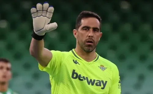 Claudio Bravo of Real Betis Balompie during the La Liga Santander match between Real Betis and Athletic Club de Bilbao at Estadio Benito Vilamarin in Sevilla, Spain. (Photo by Jose Luis Contreras/DAX Images/NurPhoto via Getty Images)