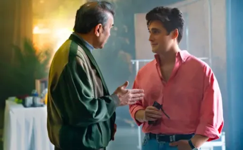 Micky y su manager Hugo en medio de las grabaciones del videoclip de Ayer, en Luis Miguel, la serie.