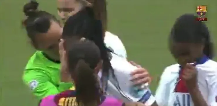 La chilena corrió a apoyar a Katoto.