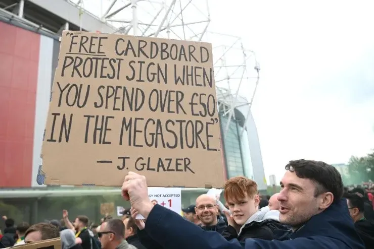 Hinchas del United protestando en contra de los dueños del club. (FOTO: Getty)