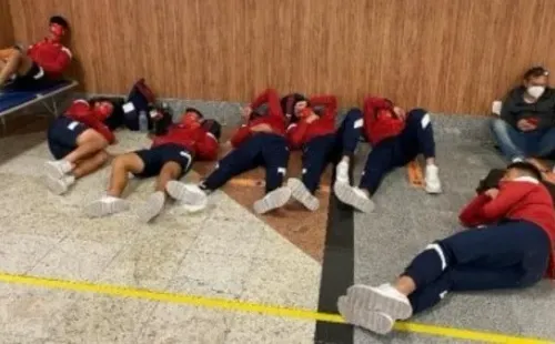 Jugadores de Independiente quedaron varados en el aeropuerto de Salvador de Bahía, lo que desató su ira. Foto: Independiente.