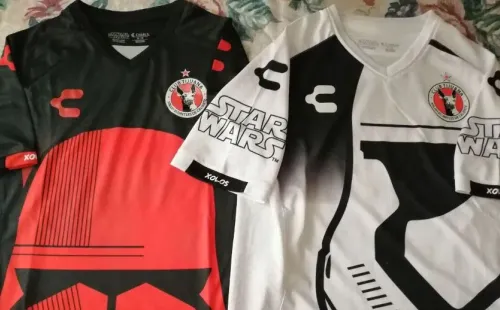 La playera fue inspirada en el lado oscuro de la fuerza.