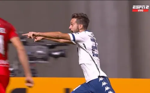 Agustín Bouzat marca para Vélez contra La Calera y corre a abrazar a Pablo Galdames por la habilitación.
