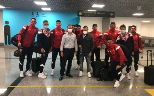 El grupo de jugadores de Independiente que no pudo entrar a Brasil. Foto: Twitter