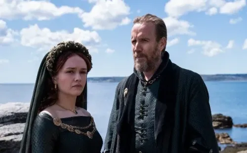 House of the Dragon:Olivia Cooke en el rol de Alicent Hightower y Rhys Ifans encarnando a Otto Hightower.